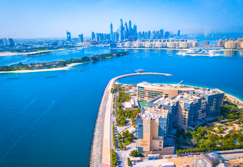 Experience the vibrant Dubai skyline Experience the vibrant Dubai skyline with a breathtaking waterfront