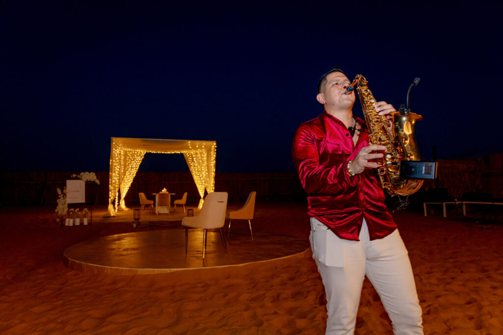 qratedworld.com-qratedevent.com-sandloversafari.com-photography-events-desertsafari-yachts-thingstodo-activities-desert-dubai-dxb-boho-chic-saxophonist