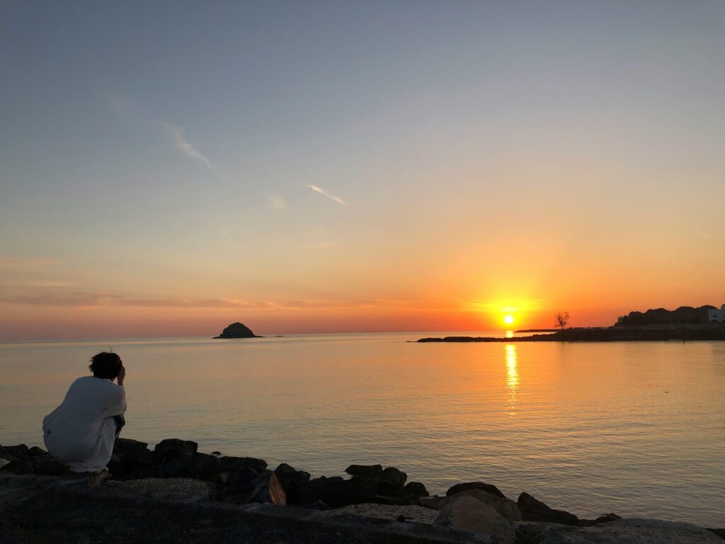 pexels-photo-8613189-8613189 Capture of a tranquil sunrise over the Fujairah coastline, United Arab Emirates.