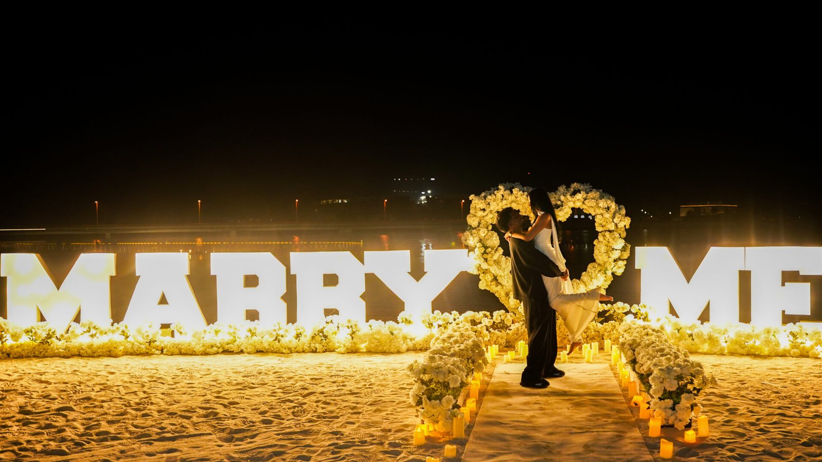 Предложение руки и сердца с буквами «Marry Me» на фоне полупустыни